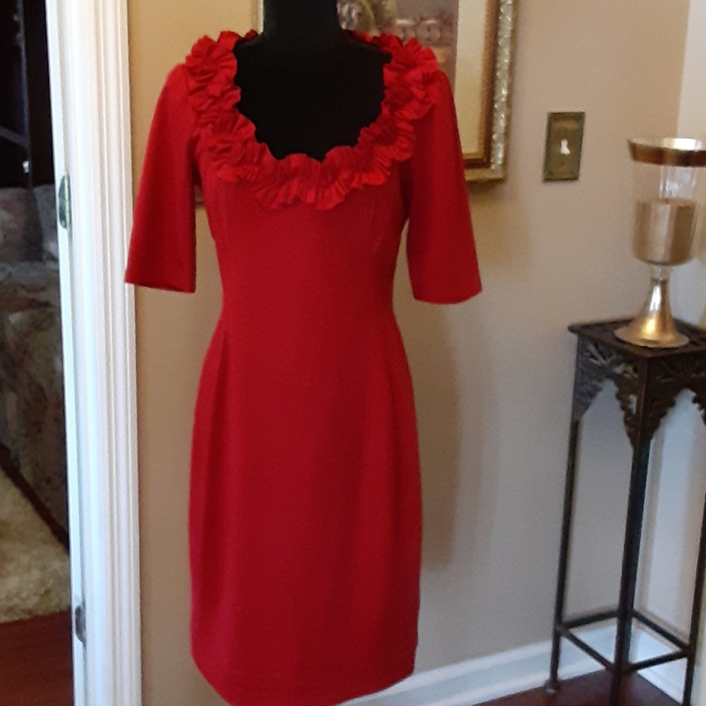 New Directions red ruffled neck half sleeve Fitted style Banded hem size 10 EUC…